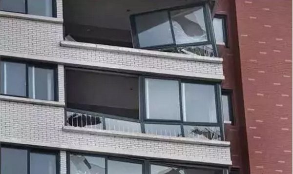 门窗高空坠落事故频发,谁来保障安全?