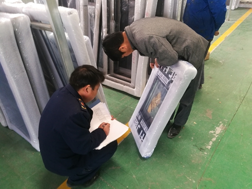 3.15正品维权,富轩门窗送锦旗感谢黄冈散花工商局打假行动