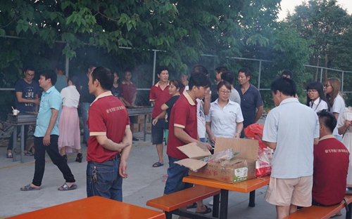 燥起来！富轩门窗生日会与烧烤激情相约