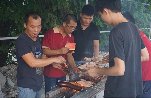 燥起来！富轩门窗生日会与烧烤激情相约