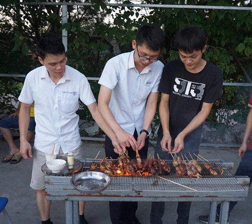 燥起来！富轩门窗生日会与烧烤激情相约