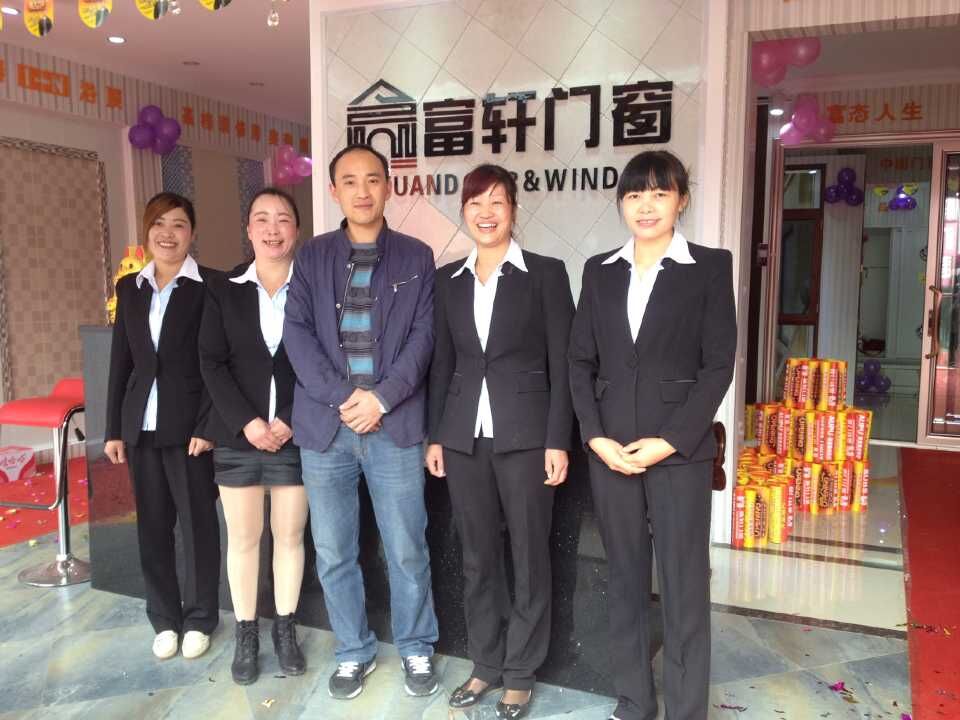 “携手同行,共创辉煌”赫章富轩专卖店隆重开业