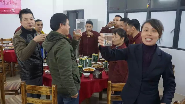 佳肴洋溢欢庆,蛋糕分享甜蜜!富轩第四季员工生日会感恩来袭