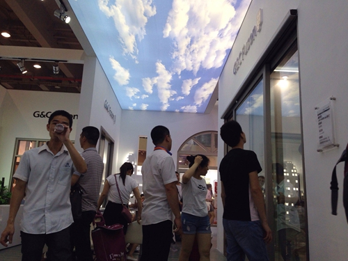 【展会快讯】富轩门窗建博会现场新品首发,吸引万人围观!