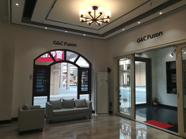 (金坛富轩门窗专卖店前台及背景墙展示)(金坛富轩门窗门头正面展示)
