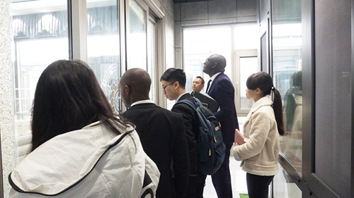 赞比亚共和国驻广州总领事馆副总领事亲临富轩门窗考察并洽谈跨国合作计划