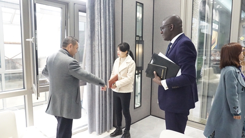 赞比亚共和国驻广州总领事馆副总领事亲临富轩门窗考察并洽谈跨国合作计划